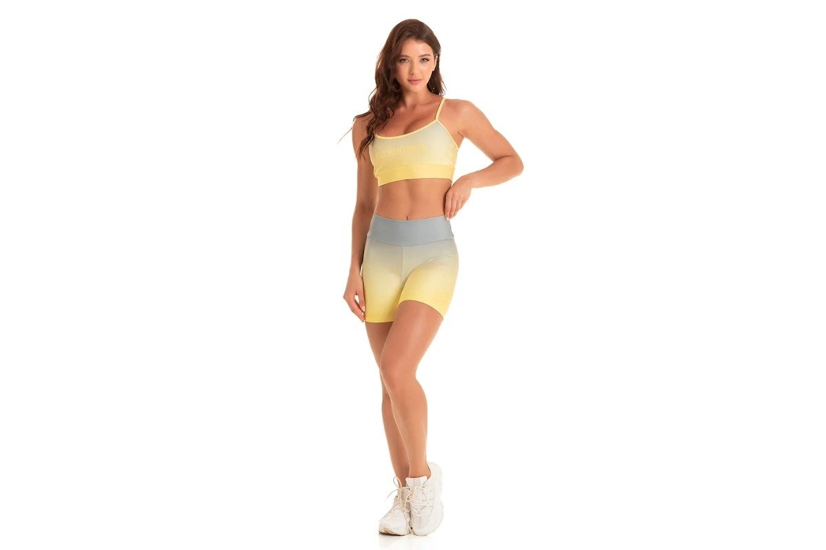 mulher usando conjunto fitness na cor amarela